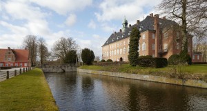 Klosteret ligger beskyttet af en voldgrav